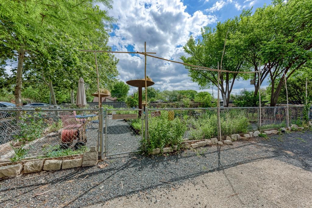 2401 East 6th Street, Unit 3046 Austin, TX 78702 - Photo 26 of 35 Community garden