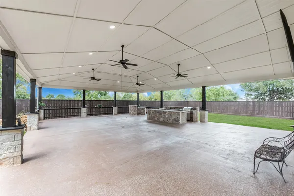 a view of a backyard