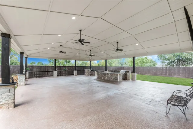 a view of a backyard