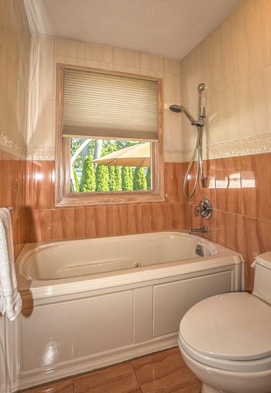 44 Quentin Road Springfield, MA 01129 - Photo 18 of 40 a bathroom with a toilet a sink and bathtub