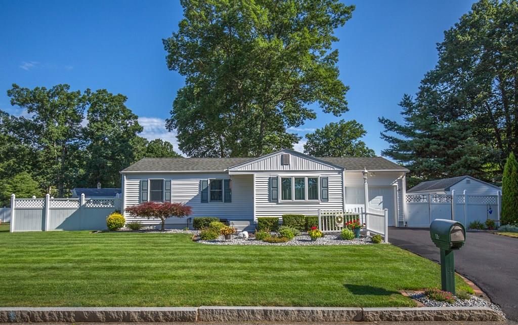 44 Quentin Road Springfield, MA 01129 - Photo 4 of 40 a front view of a house with a garden