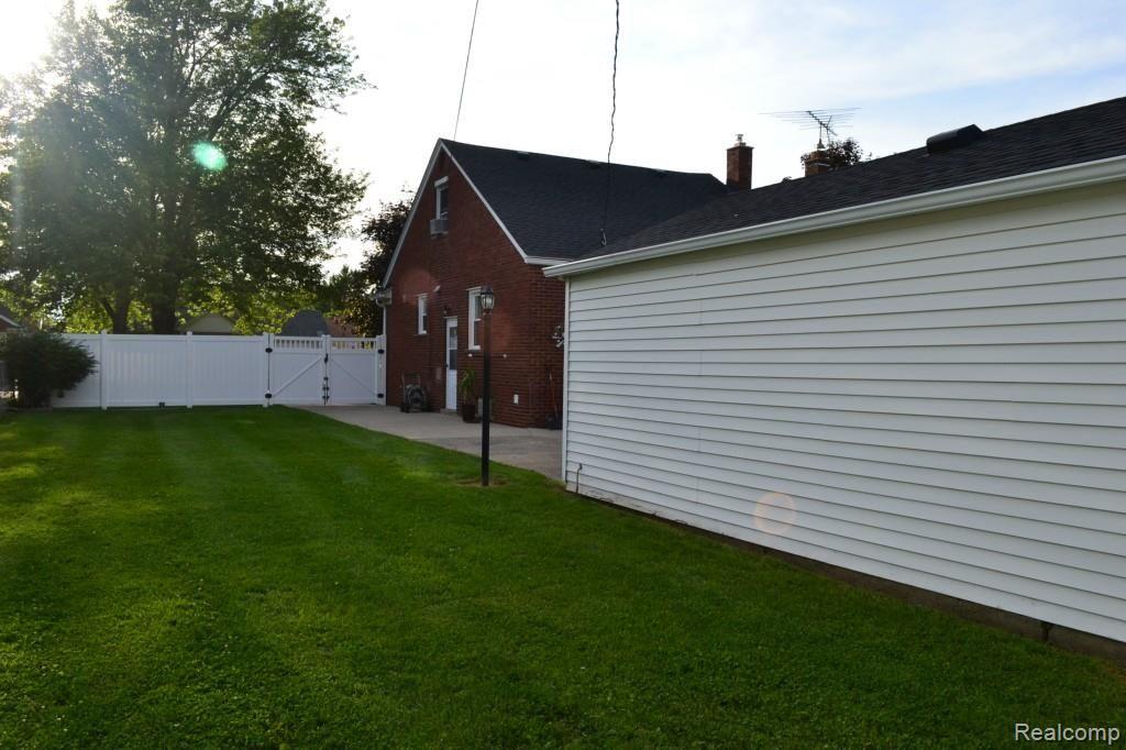8317 Rosedale Boulevard Allen Park, MI 48101 - Photo 25 of 25 DSC_0038.jpg