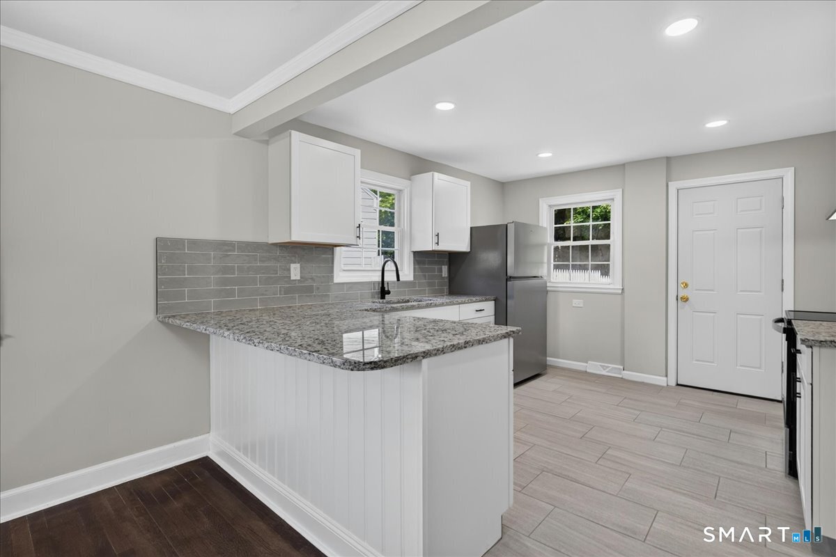 5 Lynmot Road Hamden, CT 06514 - Photo 4 of 33