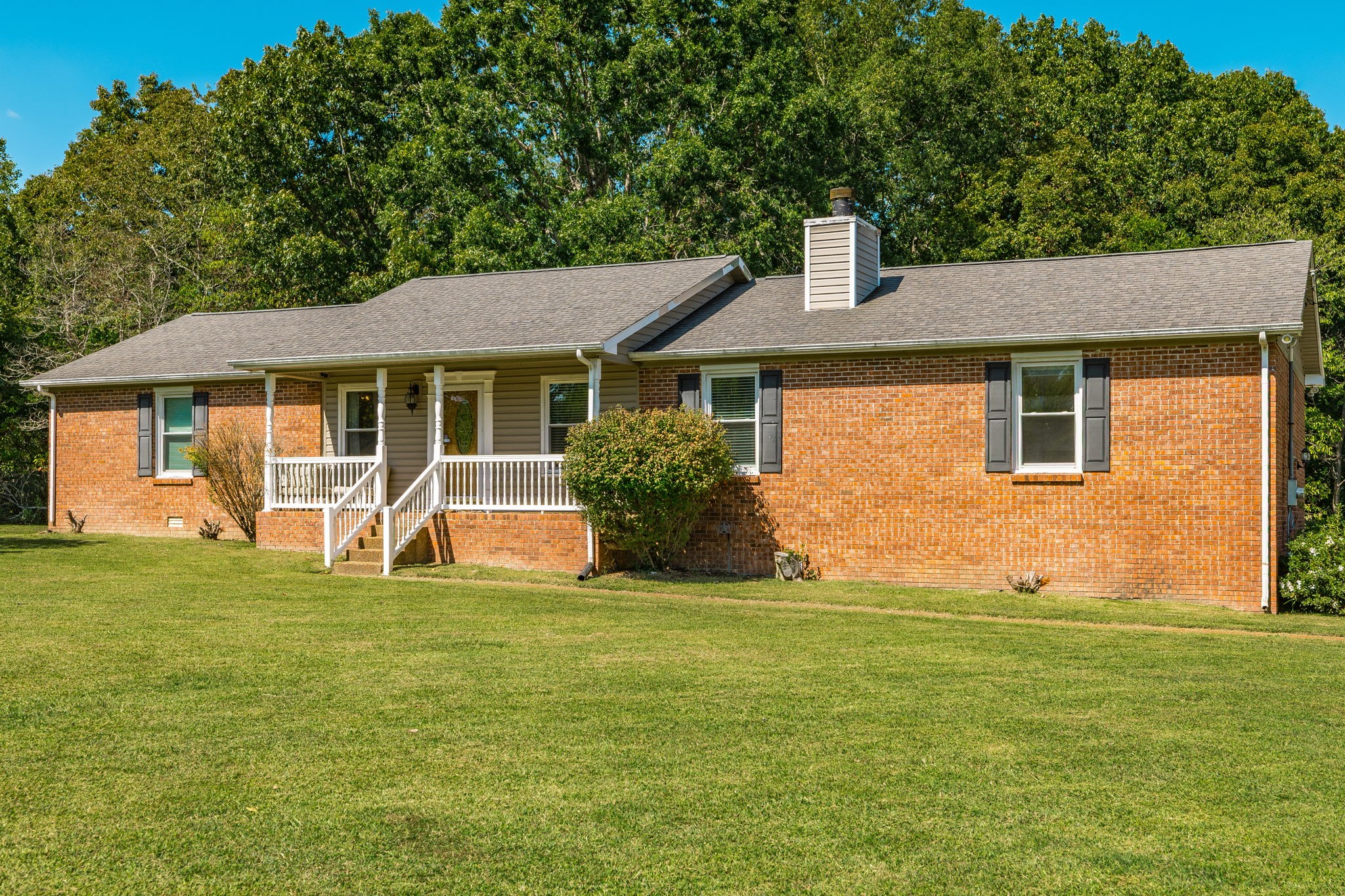 a view of a house with a backyard