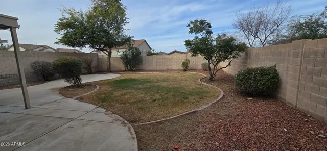 a view of a backyard