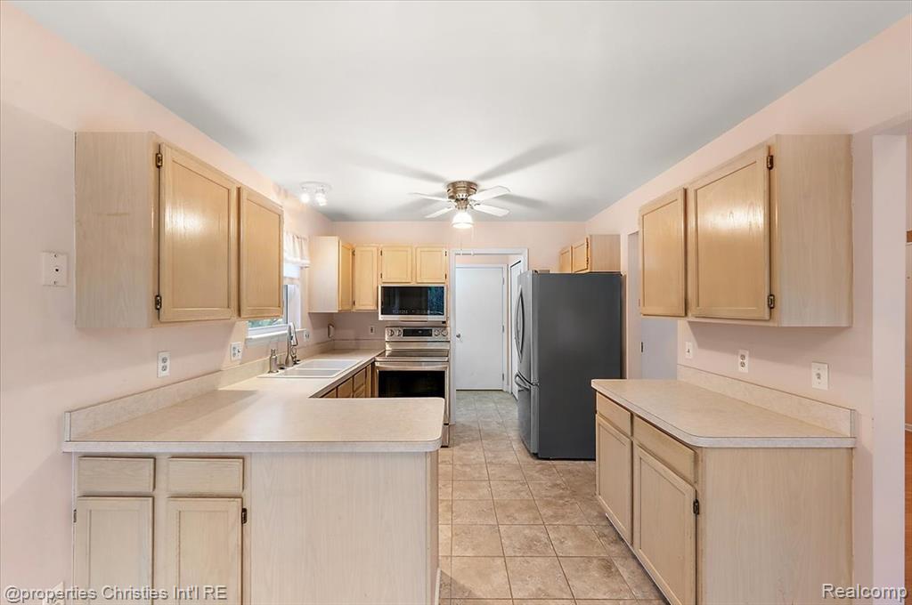 955 Rikki Ann Wixom, MI 48393 - Photo 32 of 54 Gallery Image 32