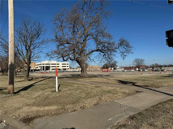 $820,000 | 400 Southeast 8th Avenue, Topeka, KS 66607
