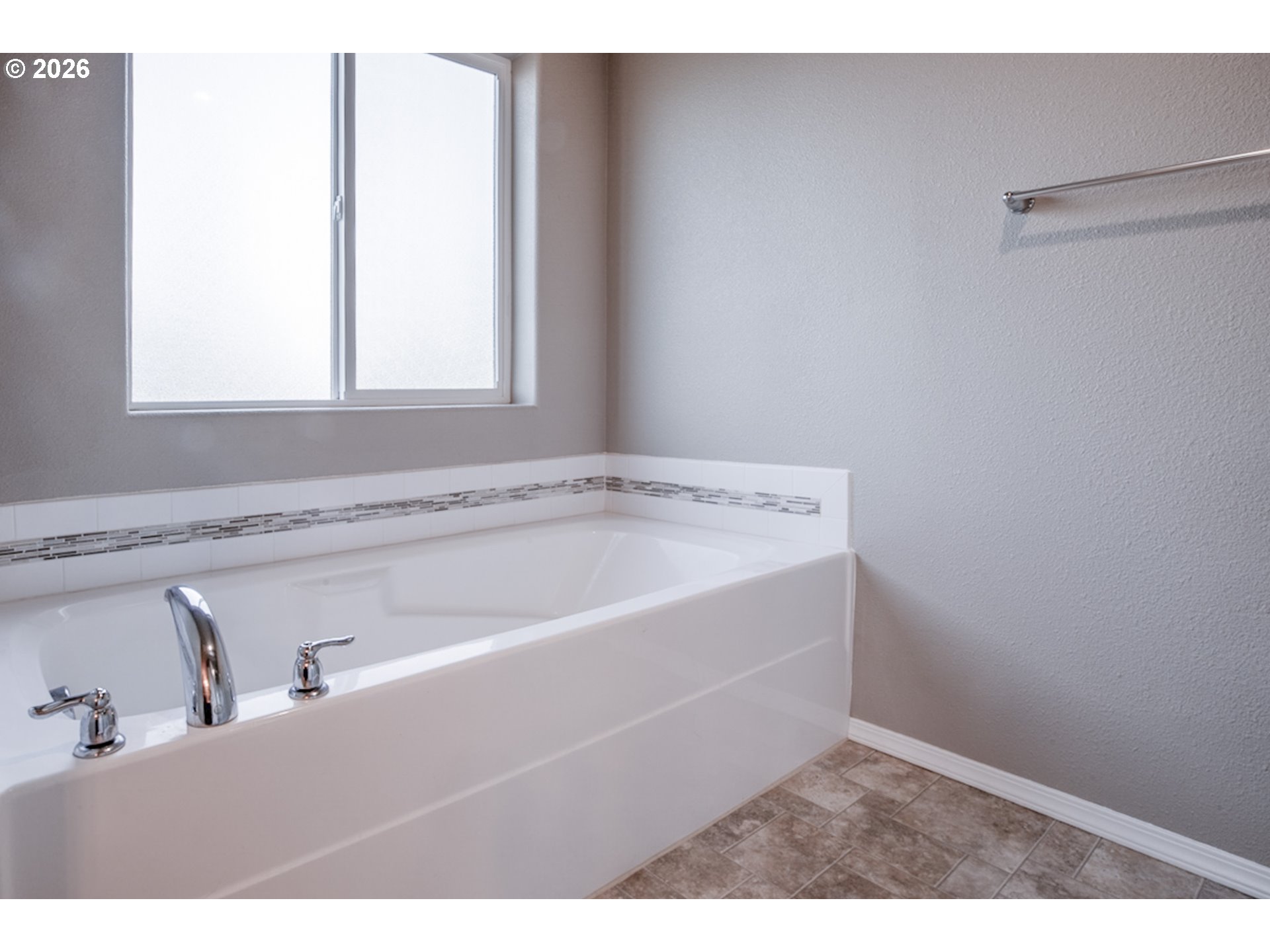 2952 Shelby Way Eugene, OR 97404 - Photo 17 of 25 a bathroom with a bathtub and a sink