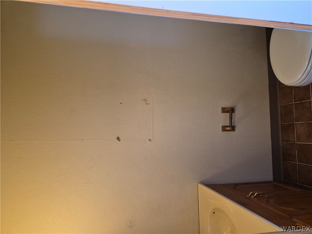 26432 Tamarisk Street, Unit STREET Meadview, AZ 86444 - Photo 11 of 60 Half bathroom