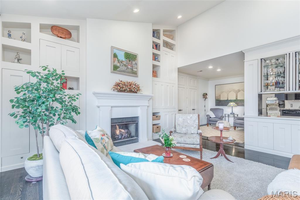 155 North Hanley Road, Unit 302 University City, MO 63105 - Photo 11 of 36