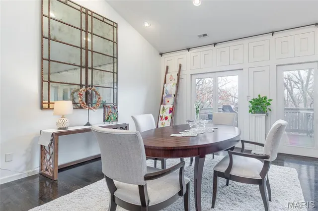 $575,000 | 155 North Hanley Road, Unit 302, University City, MO 63105