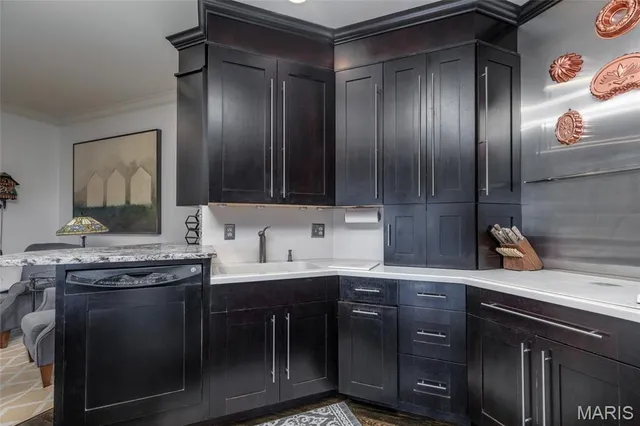 $575,000 | 155 North Hanley Road, Unit 302, University City, MO 63105