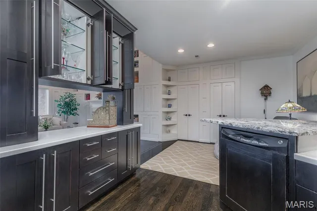 $575,000 | 155 North Hanley Road, Unit 302, University City, MO 63105