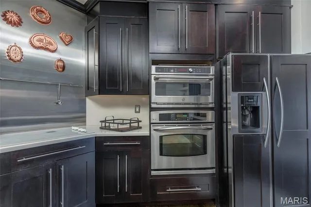 $575,000 | 155 North Hanley Road, Unit 302, University City, MO 63105