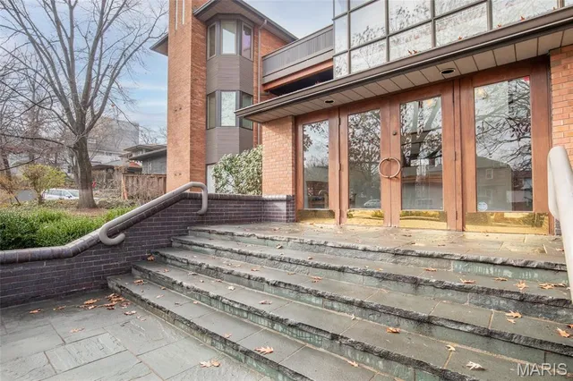 $575,000 | 155 North Hanley Road, Unit 302, University City, MO 63105