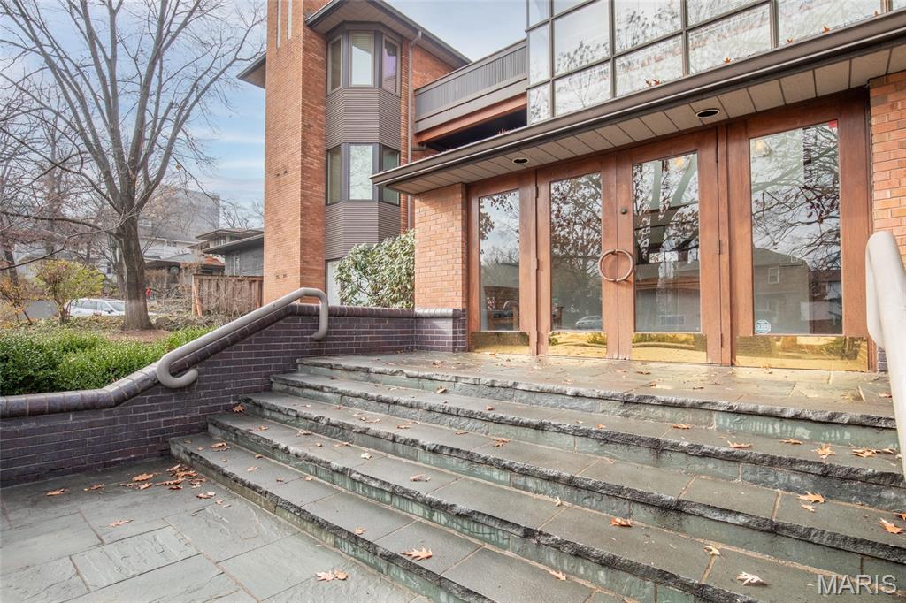 155 North Hanley Road, Unit 302 University City, MO 63105 - Photo 2 of 36