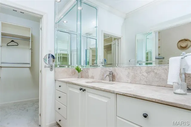 $575,000 | 155 North Hanley Road, Unit 302, University City, MO 63105