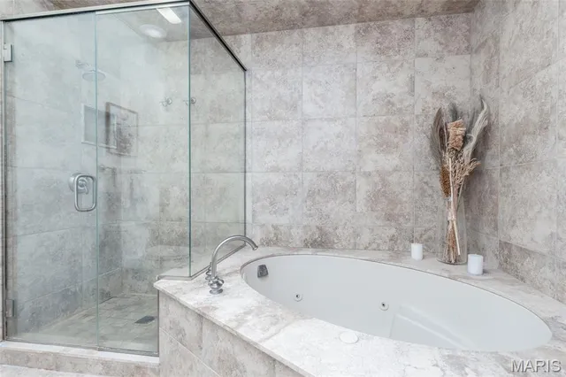 $575,000 | 155 North Hanley Road, Unit 302, University City, MO 63105