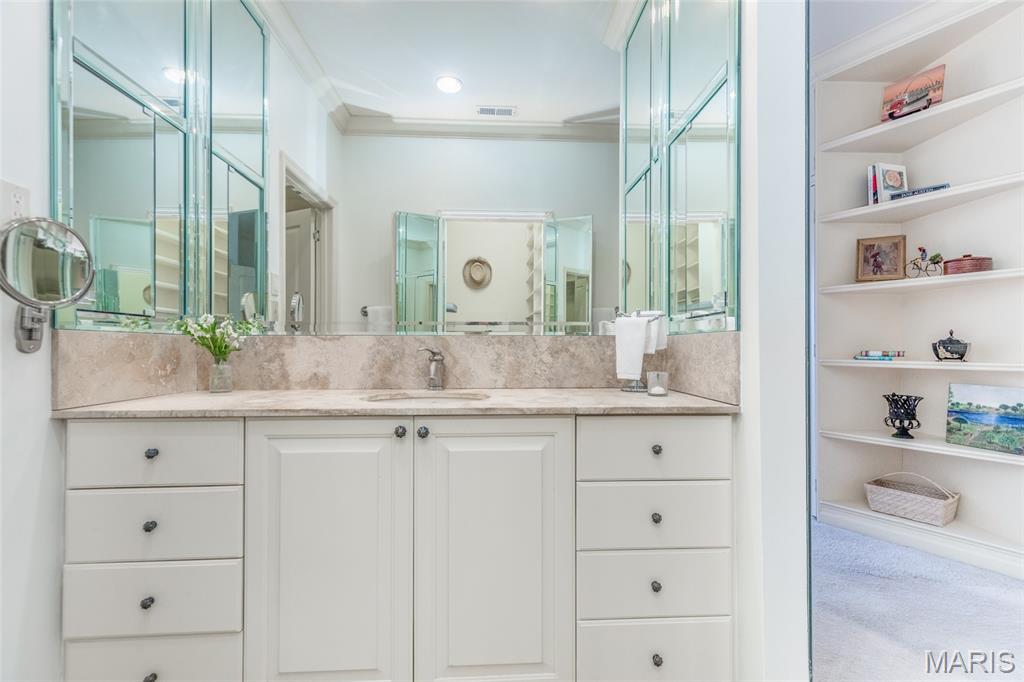 155 North Hanley Road, Unit 302 University City, MO 63105 - Photo 27 of 36