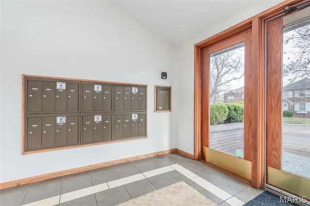 $575,000 | 155 North Hanley Road, Unit 302, University City, MO 63105