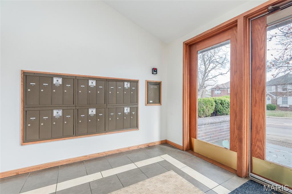 155 North Hanley Road, Unit 302 University City, MO 63105 - Photo 3 of 36