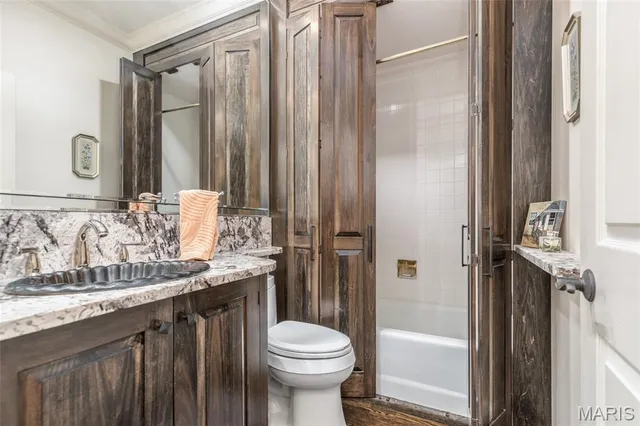 $575,000 | 155 North Hanley Road, Unit 302, University City, MO 63105