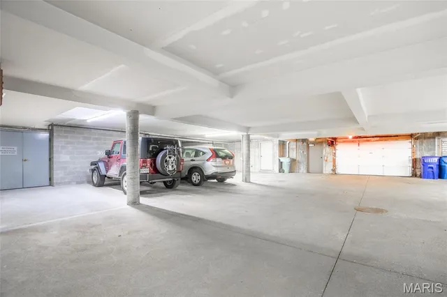 $575,000 | 155 North Hanley Road, Unit 302, University City, MO 63105