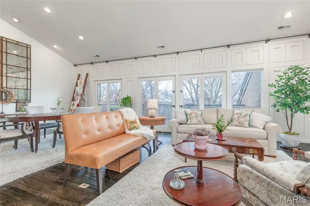 $575,000 | 155 North Hanley Road, Unit 302, University City, MO 63105