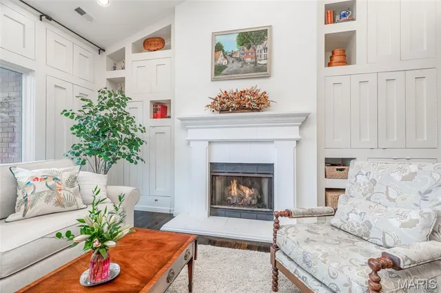 $575,000 | 155 North Hanley Road, Unit 302, University City, MO 63105