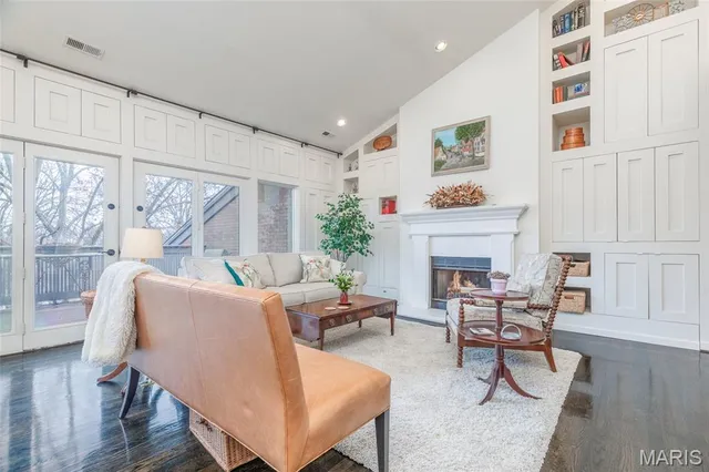 $575,000 | 155 North Hanley Road, Unit 302, University City, MO 63105