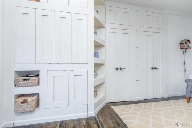 $575,000 | 155 North Hanley Road, Unit 302, University City, MO 63105