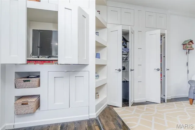 $575,000 | 155 North Hanley Road, Unit 302, University City, MO 63105