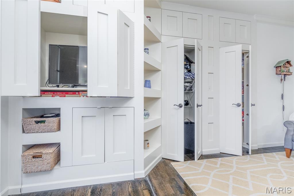 155 North Hanley Road, Unit 302 University City, MO 63105 - Photo 10 of 36