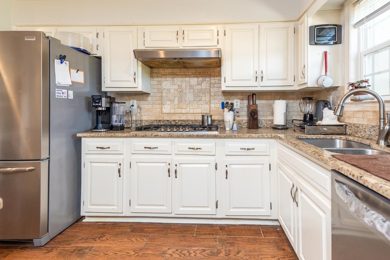 7829 Gateway Inlet Memphis, TN 38119 - Photo 16 of 30 a kitchen with white cabinets and refrigerator
