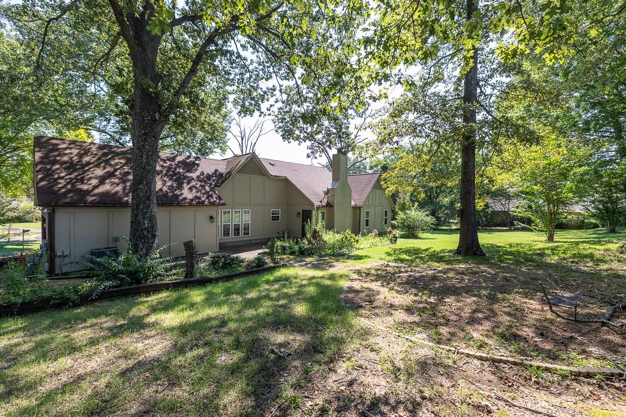 7829 Gateway Inlet Memphis, TN 38119 - Photo 23 of 30 a backyard of a house with plants and large tree