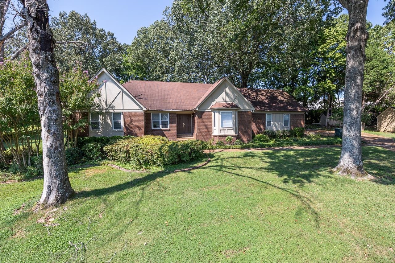 7829 Gateway Inlet Memphis, TN 38119 - Photo 27 of 30 a front view of a house with yard and green space