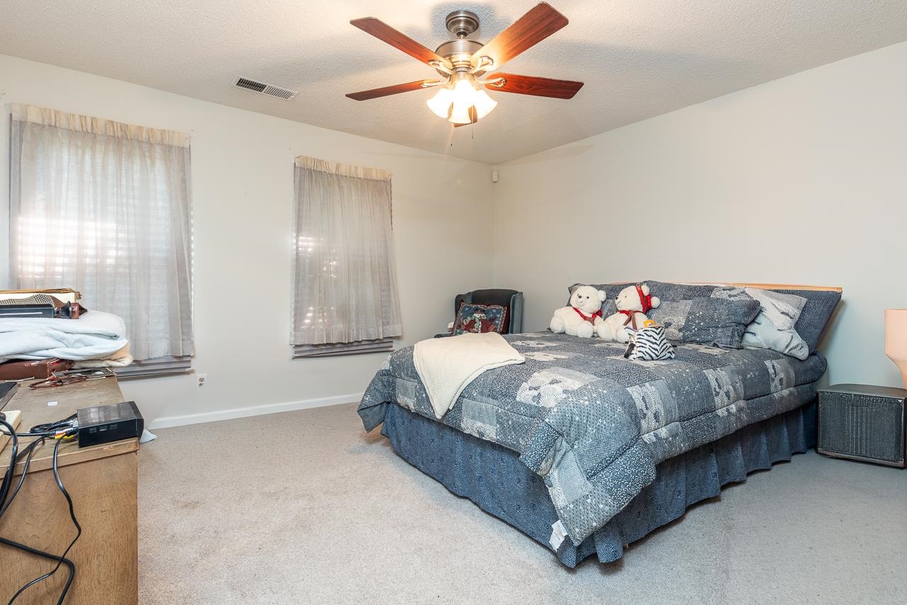 7829 Gateway Inlet Memphis, TN 38119 - Photo 5 of 30 a spacious bedroom with a bed and a chandelier