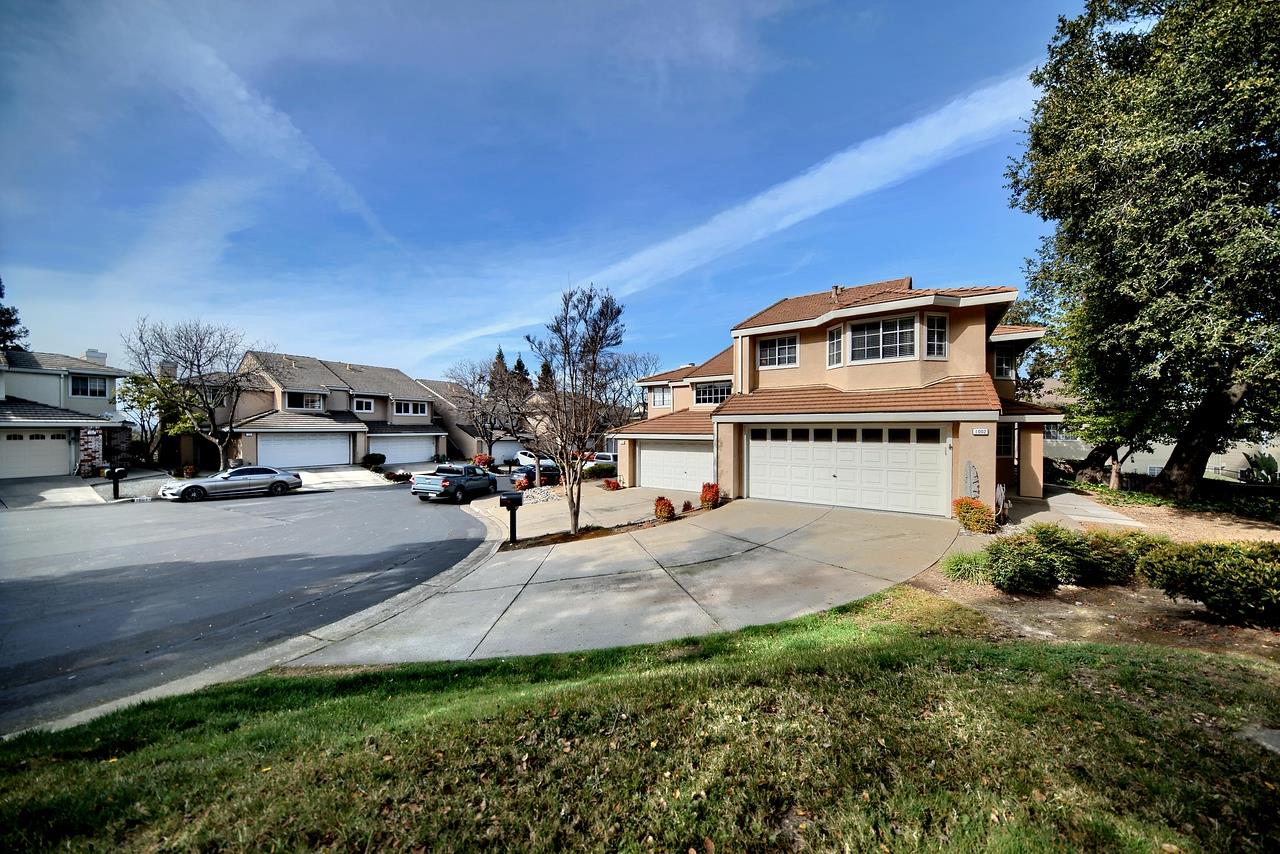 1002 Pinehurst Court Concord, CA 94521 - Photo 4 of 75 a view of a house with a garden