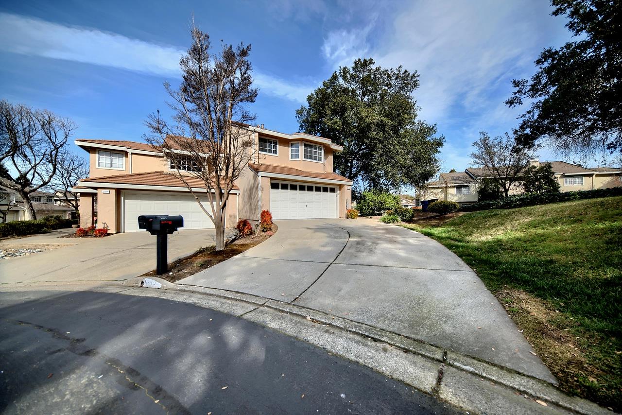 1002 Pinehurst Court Concord, CA 94521 - Photo 5 of 75 a view of a street with a building in the background