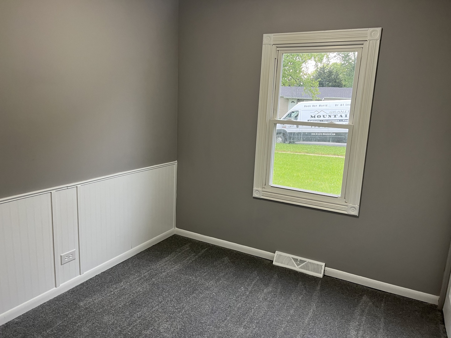 207 MacGregor Road Lockport, IL 60441 - Photo 10 of 14 an empty room with a window