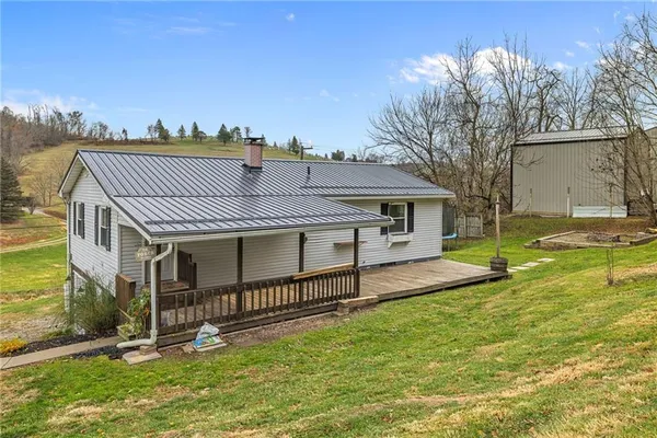 a view of a house with backyard