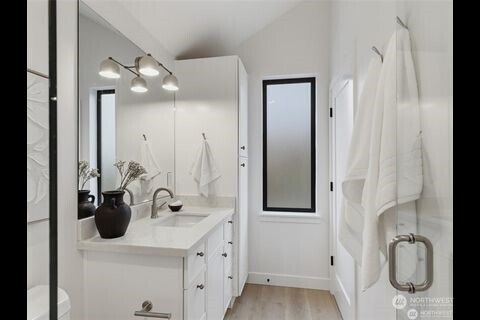 2806 West Dravus Street Seattle, WA 98199 - Photo 14 of 18