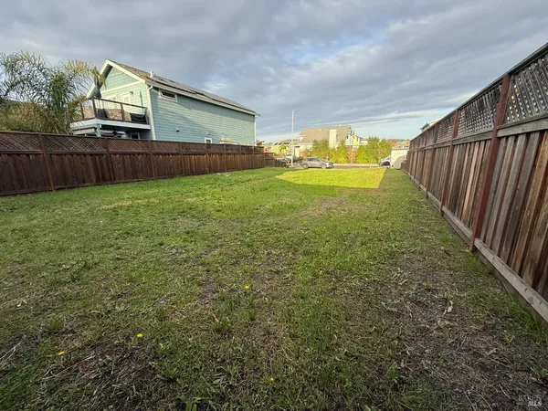 a view of a backyard