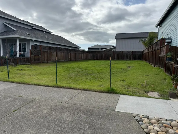 a view of a backyard with pathway