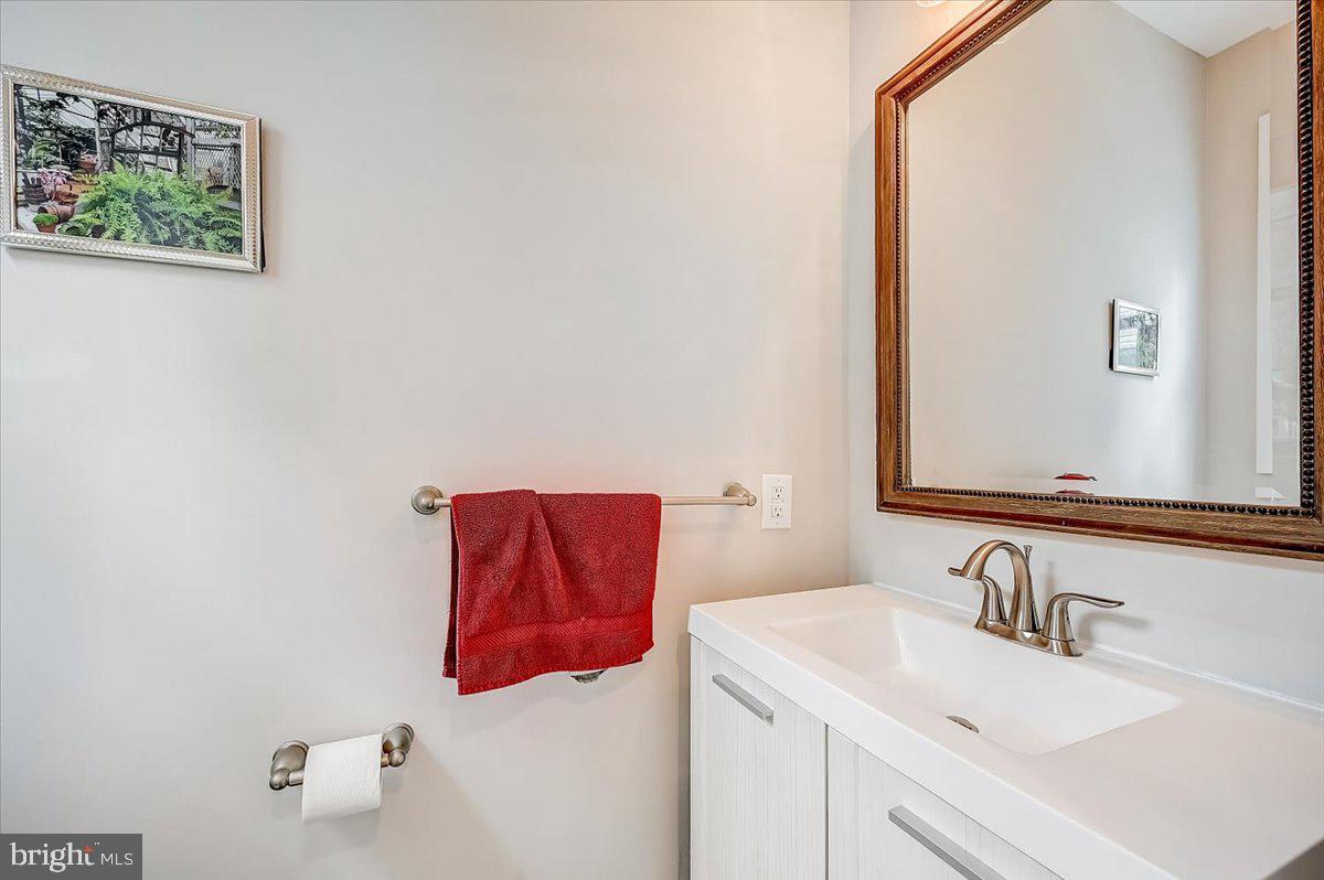 2108 Carpenter Street Philadelphia, PA 19146 - Photo 12 of 38 Half Bath