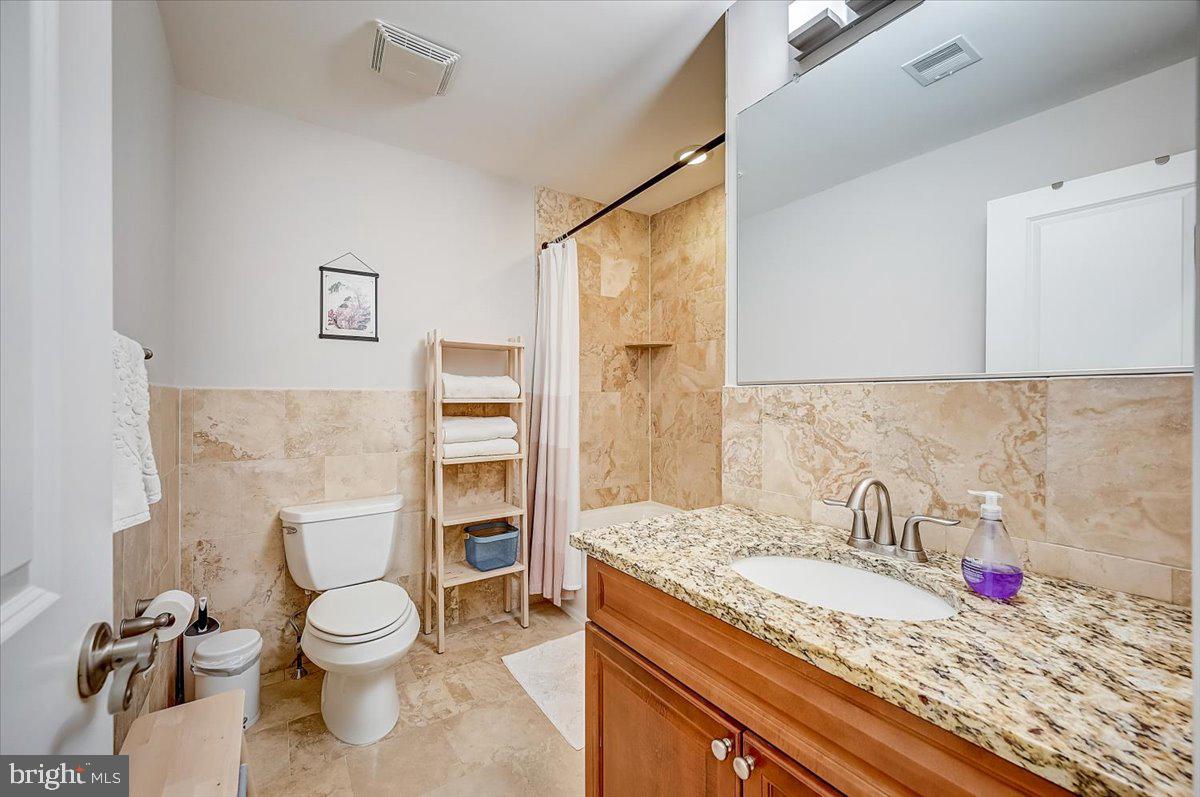 2108 Carpenter Street Philadelphia, PA 19146 - Photo 17 of 38 2nd Floor (Full Bathroom)