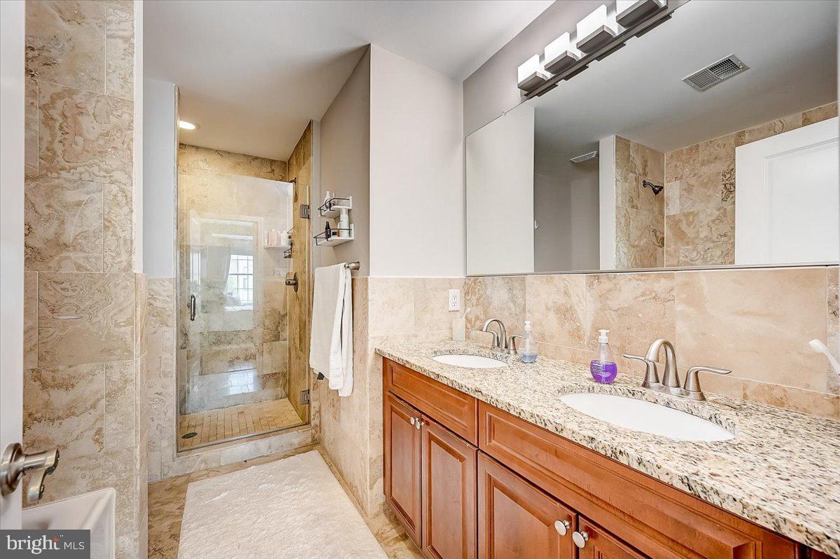 2108 Carpenter Street Philadelphia, PA 19146 - Photo 22 of 38 3rd Floor (Primary Bathroom)