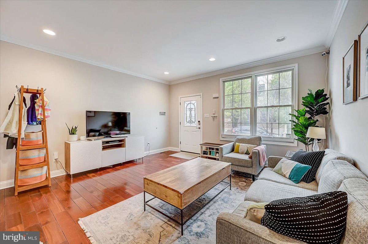 2108 Carpenter Street Philadelphia, PA 19146 - Photo 4 of 38 Foyer/Living Room