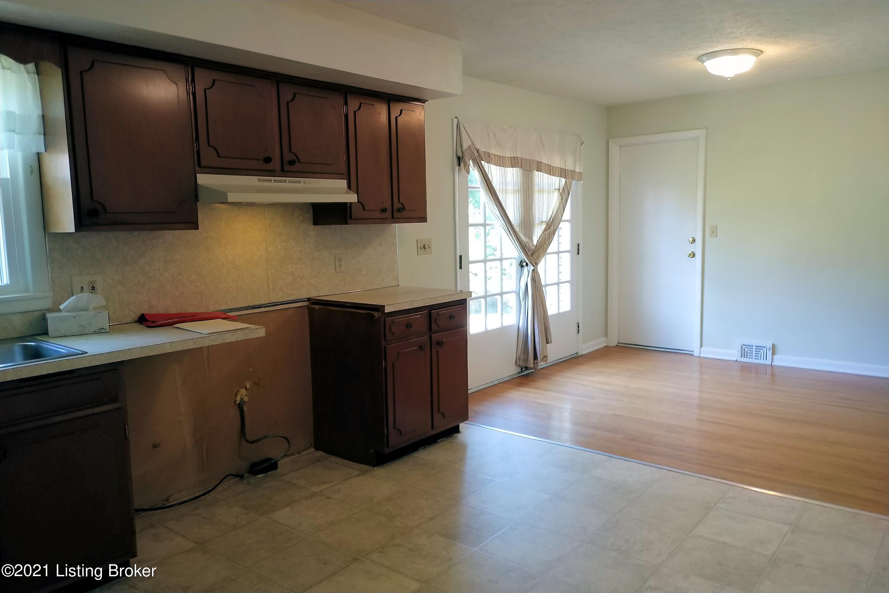 6503 Ridge Cliff Road Louisville, KY 40228 - Photo 17 of 55 Kit_DiningRm3