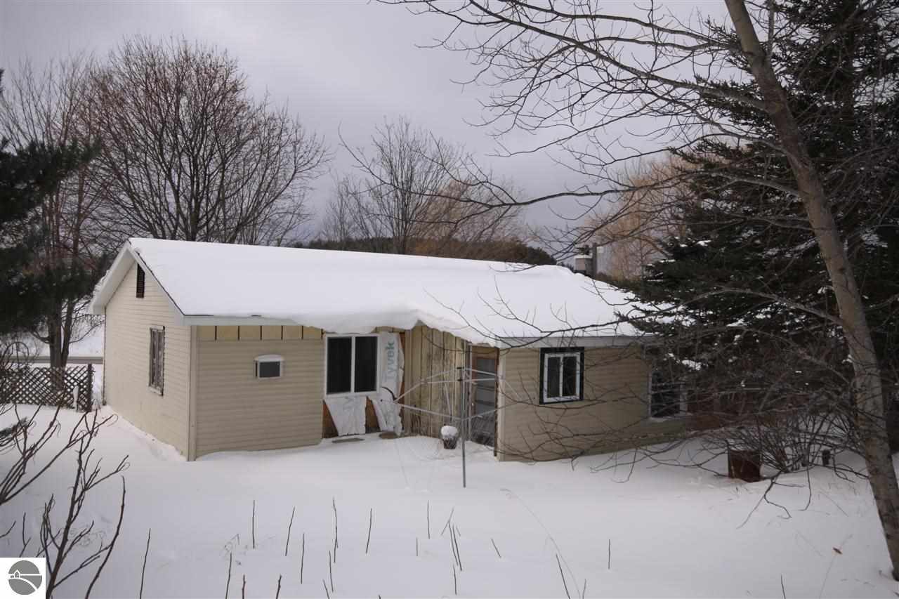 9407 South Maple City Road Maple City, MI 49664 - Photo 4 of 36 1794162-3.JPG